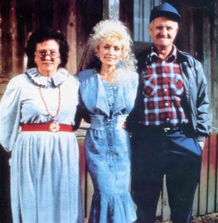 What happened to Dolly Parton's mother?
